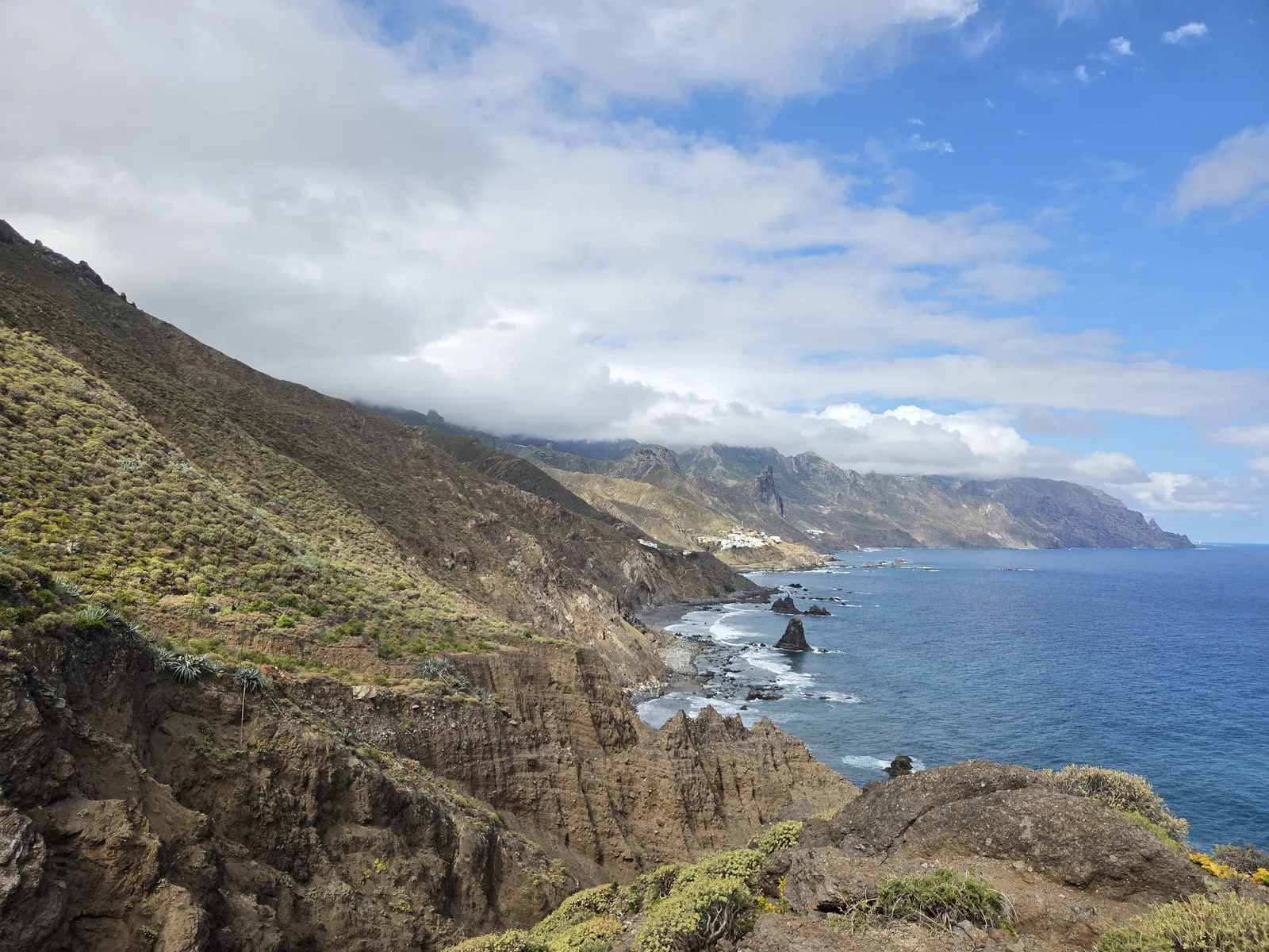 Costa escarpada de Anaga vista desde el entorno de El Draguillo