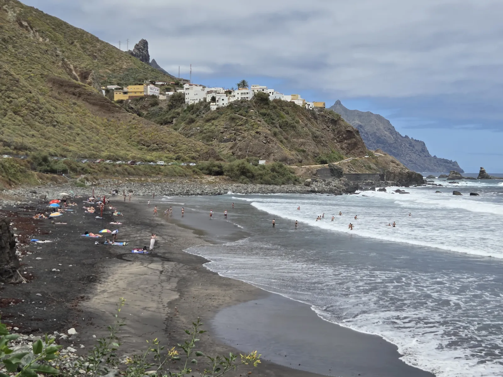 Playa de Almáciga con el caserío sobre la ladera
