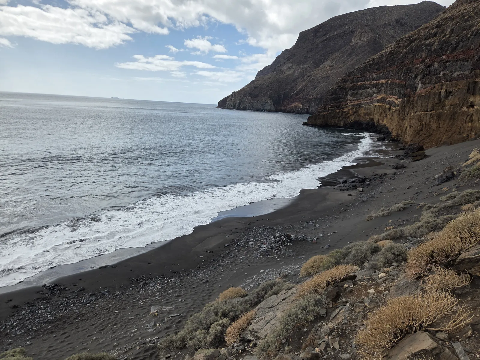 Playa de Antequera bajo los acantilados de Anaga
